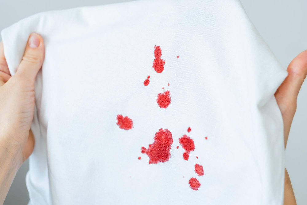 éliminer une tache de vin rouge sur la chemise blanche